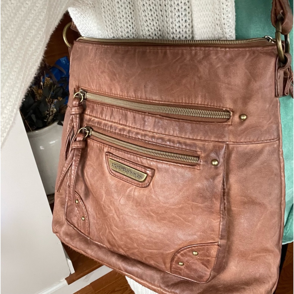 Stone Mountain‎ USA brown leather purse. Great condition inside and out!